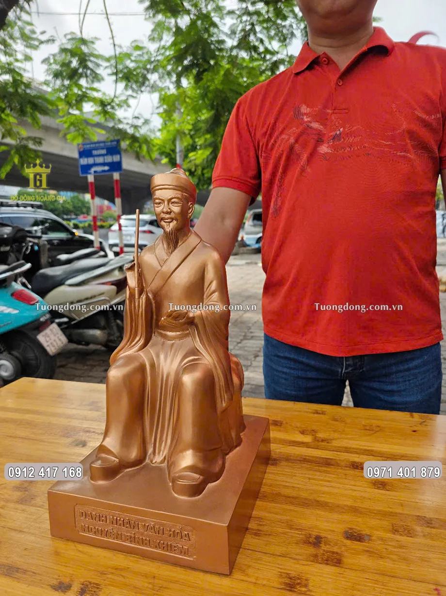 Hình ảnh nhìn nghiêng của bức tượng đồng